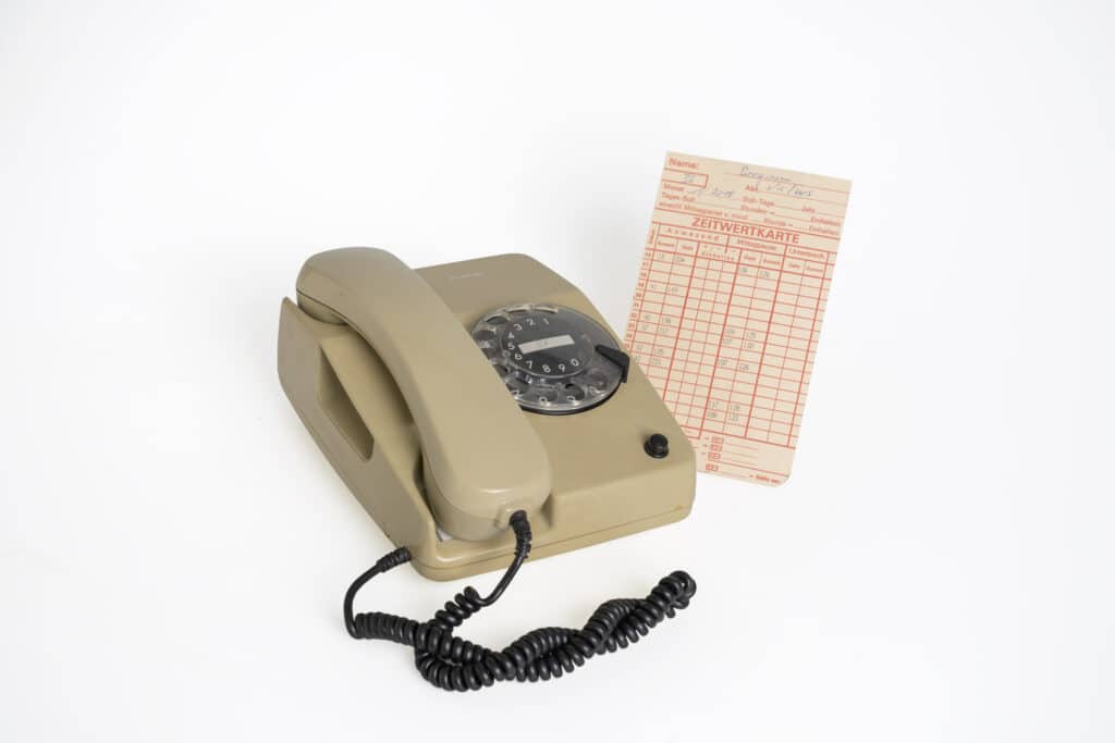 Telefon mit Wählscheibe und Stempelkarte