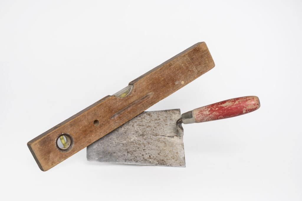 Wasserwaage und Maurerkelle (Objektfoto)