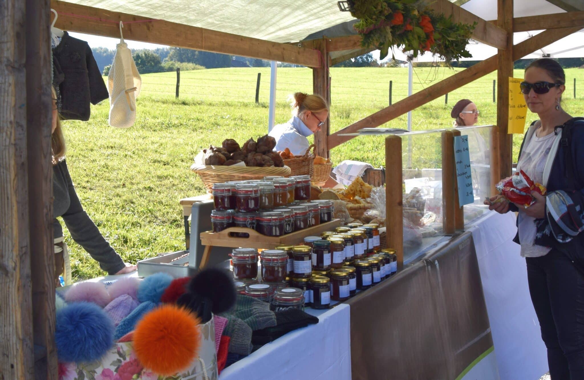 Marktstand mit kulinarischem Angebot