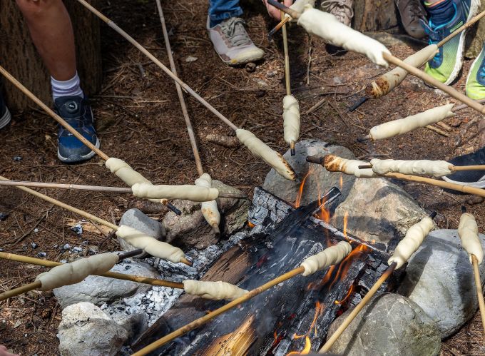 Lagerfeuer mit Stockbrot
