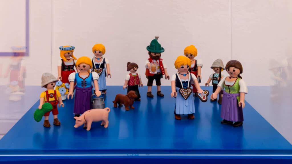 Playmobil-Figuren in Tracht samt Dackel und Schwein.